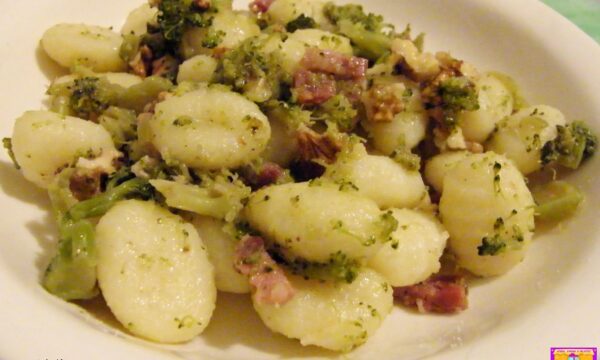 Gnocchi di Patate con Broccoli, Salame e Noci