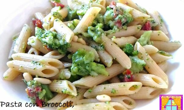 Pasta con Broccoli, Pomodori Secchi e Pinoli