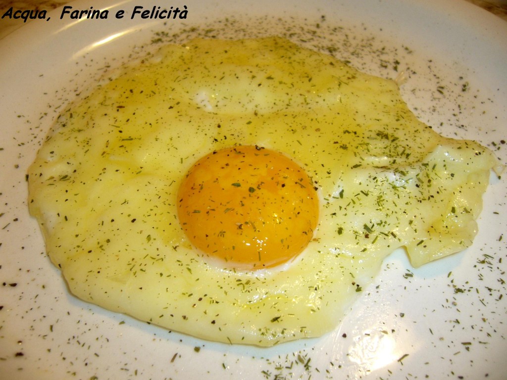 uovo al tegamino con formaggio filante